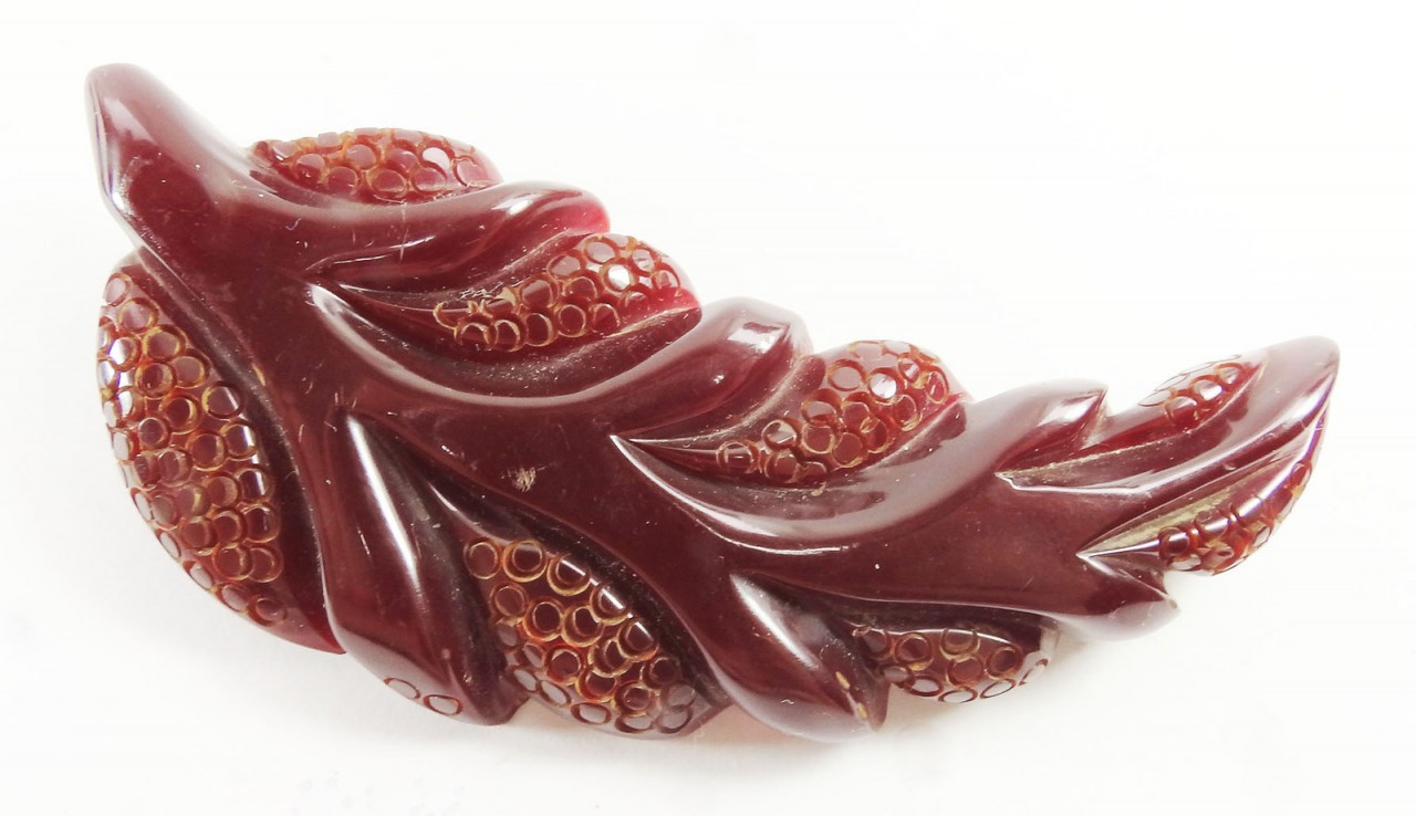 Bakelite_Leaf_Brooch_1